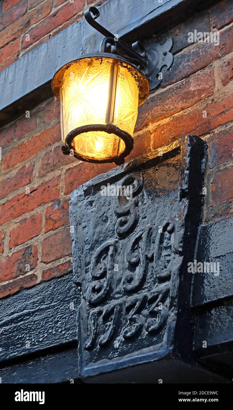 Lampe historique à 1A et 3 Lymm Bridge cottages, Bridgewater Canal, Lymm, Warrington, Cheshire, Angleterre, Royaume-Uni, WA13,1733 Banque D'Images