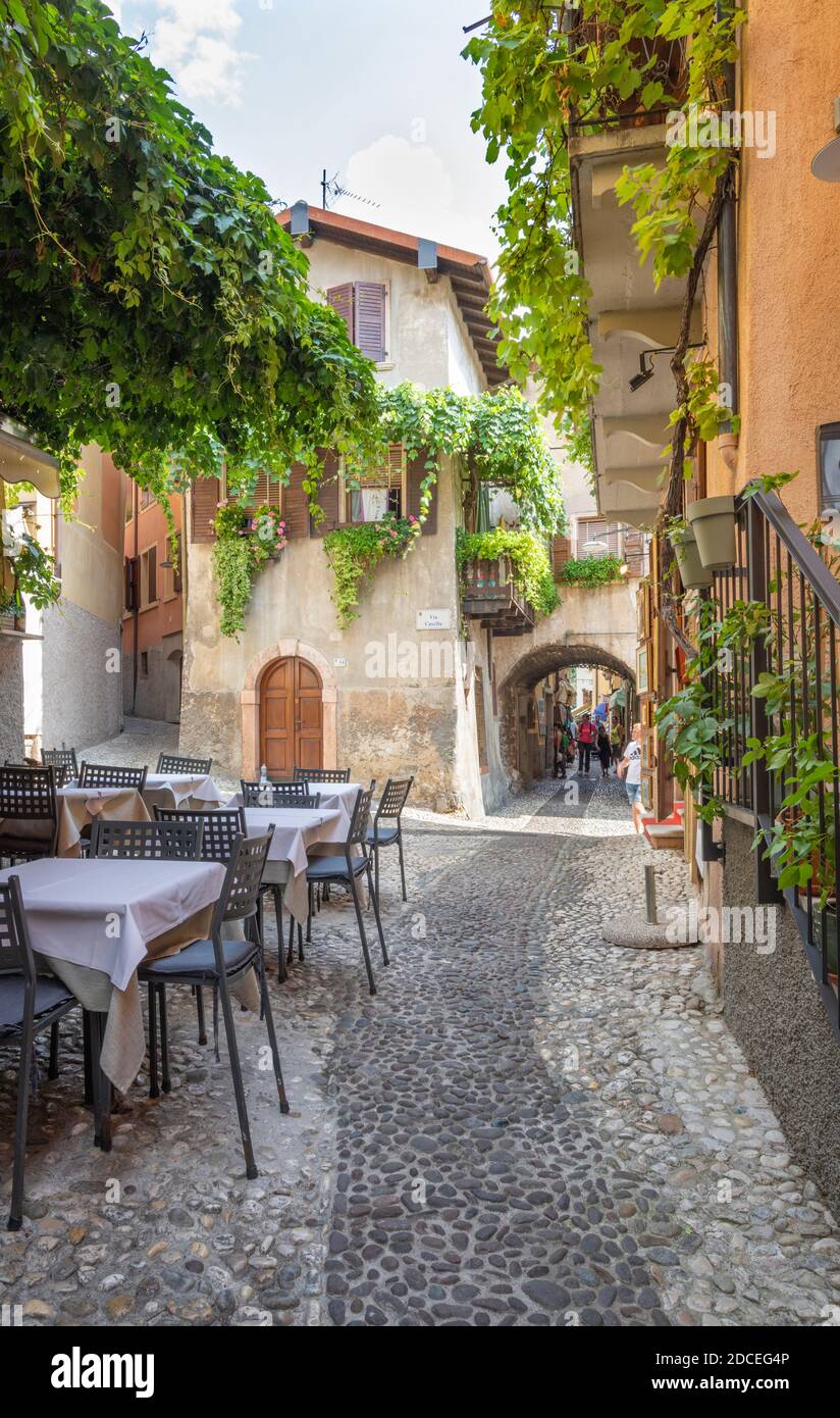 MALCESINE, ITALIE - 13 juin 2019 : La petite place de la vieille ville sur le front de lac de Garde Lac. Banque D'Images