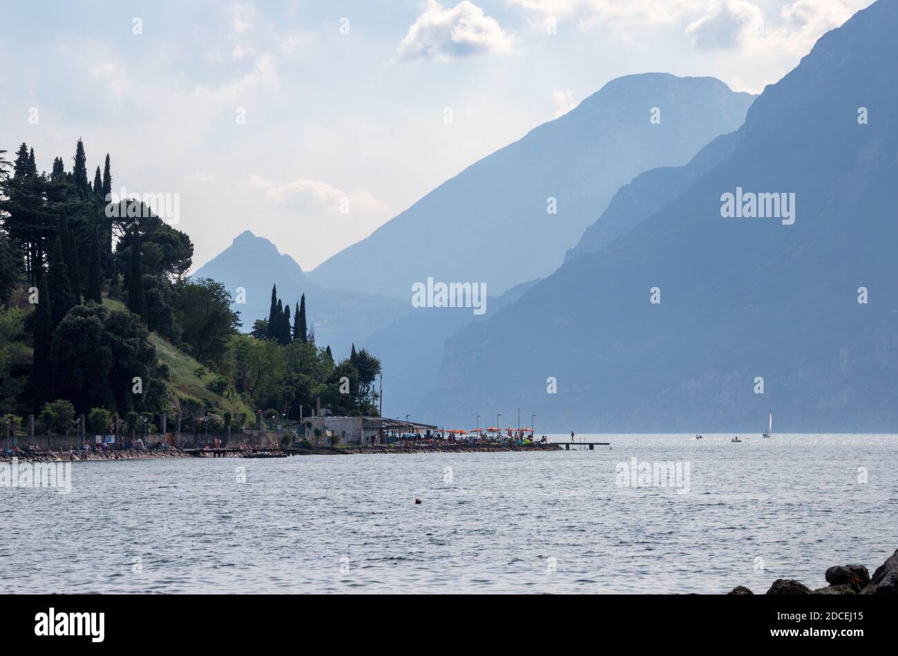 Malcesine - le Lago di Garda dans la lumière du soir. Banque D'Images