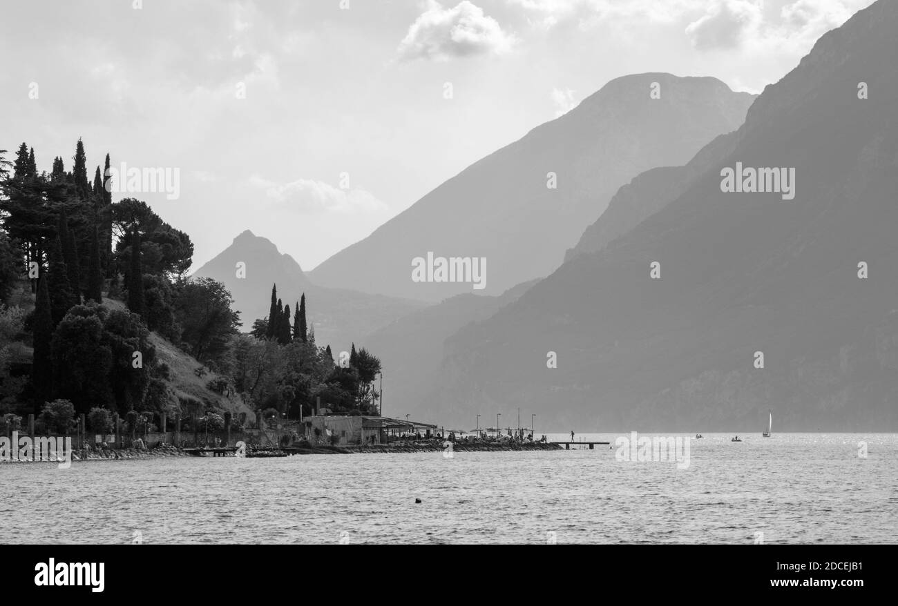 Malcesine - le Lago di Garda dans la lumière du soir. Banque D'Images