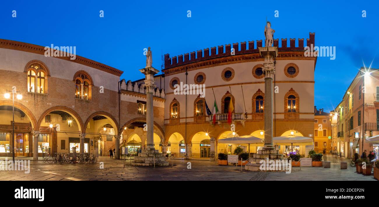 RAVENNE, ITALIE - 27 JANVIER 2020 : la place Piazza del Popolo au crépuscule. Banque D'Images