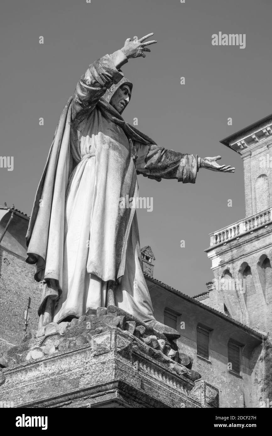 Ferrara - la statue du réformateur médiéval dominicain Girolamo Savanarola devant le château Castello Estense. Banque D'Images