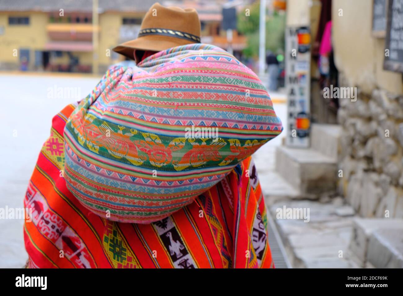 Pérou Vallée Sacrée Ollantaytambo - Ollantaytambo femmes en robe traditionnelle Banque D'Images