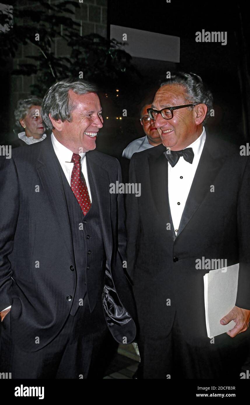 Washington DC, États-Unis, le 27 novembre 1984 le secrétaire d’État du Former Henry Kissinger (R) et le sénateur Howard Baker (R-TN) assistent à la 70e anniversaire du New Republic Magazine à la National Portrait Gallery Credit: Mark Reinstein/MediaPunch Banque D'Images