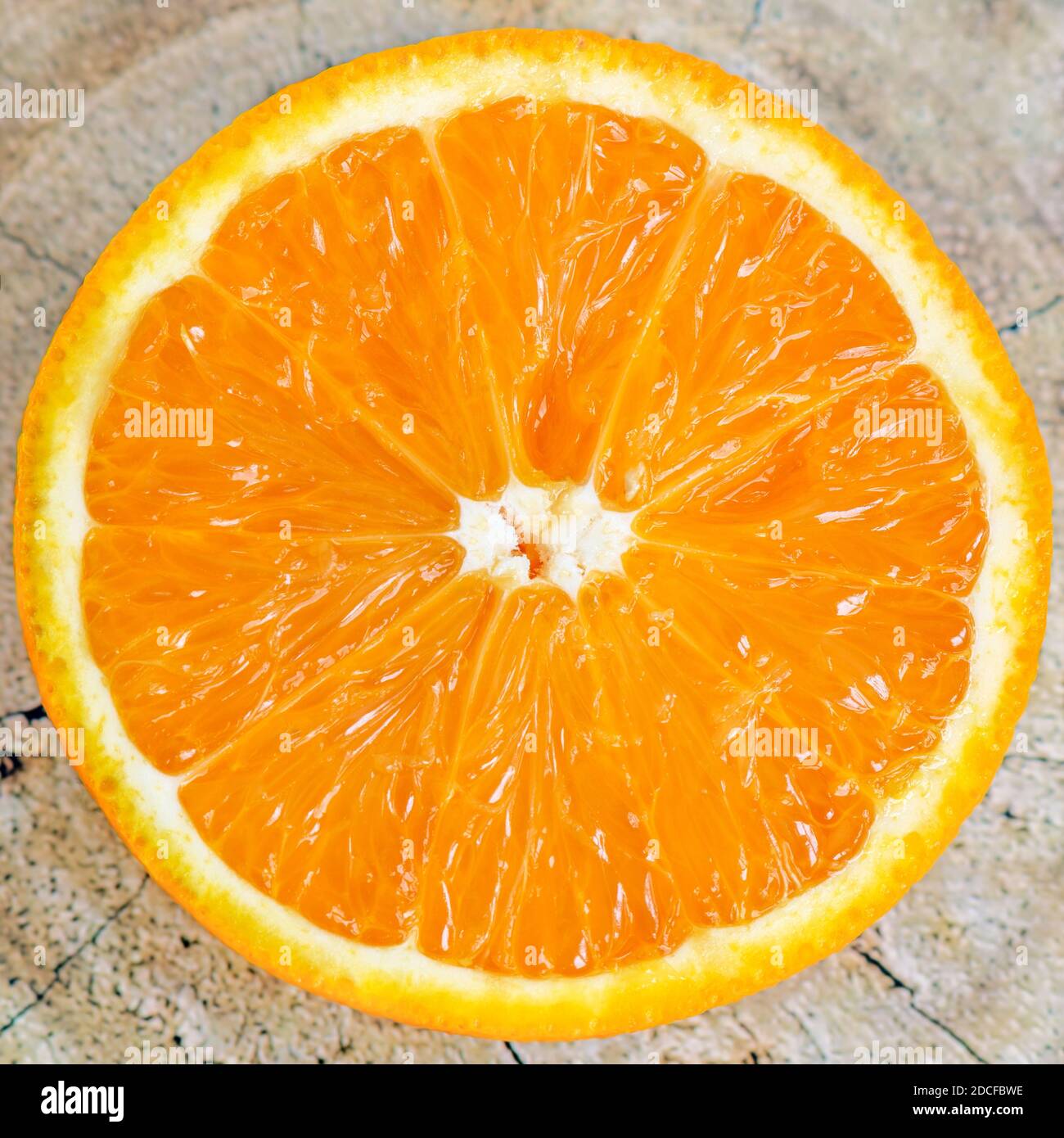Morceau d'orange avec de la pulpe juteuse douce et aigre et des graines de gros plan. Une bonne source de vitamine C et haute en fibres. Banque D'Images