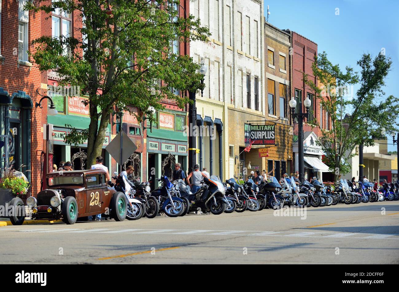 Savane, Illinois, États-Unis. Des motocyclistes descendent dans la communauté de Savanna, Illinois, sur le fleuve Mississippi. Banque D'Images