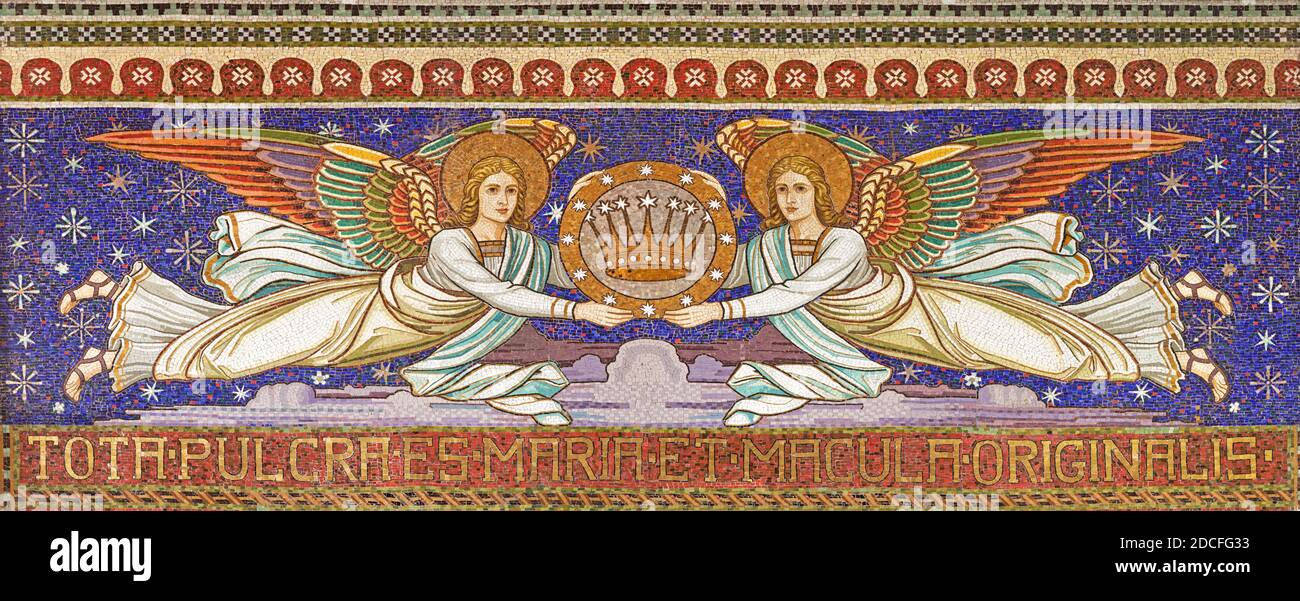VIENNE, AUSTIRA - 22 OCTOBRE 2020 : la mosaïque des anges encadre la couronne de l'église Pfarrkirche Kaisermühlen. Banque D'Images
