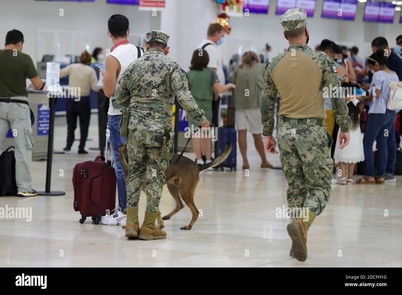 CANCUN, MEXIQUE - NOVEMBRE 19 : un militaire, pendant un garde-passager, suit les règles du Covid-19 à l'aéroport international de Cancun le 19 novembre 2020 à Cancun, au Mexique. Crédit : Rodolfo Flores/Groupe Eyepix/accès photo Banque D'Images