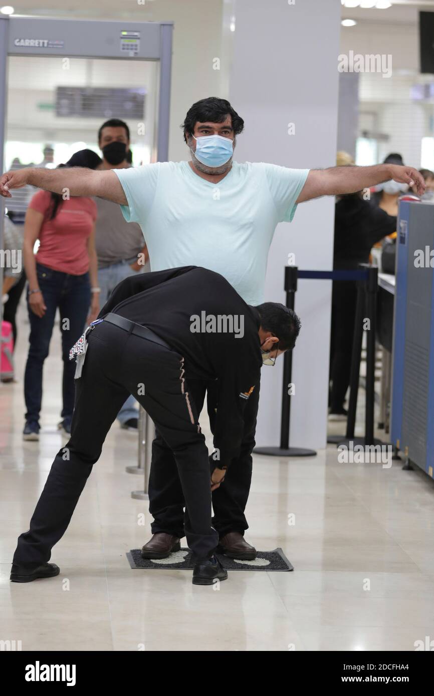 CANCUN, MEXIQUE - 19 NOVEMBRE : une personne porte un masque de protection lors de l'enregistrement des bagages avant de monter à bord de l'avion à l'aéroport international de Cancun le 19 novembre 2020 à Cancun, Mexique. Crédit : Rodolfo Flores/Groupe Eyepix/accès photo Banque D'Images