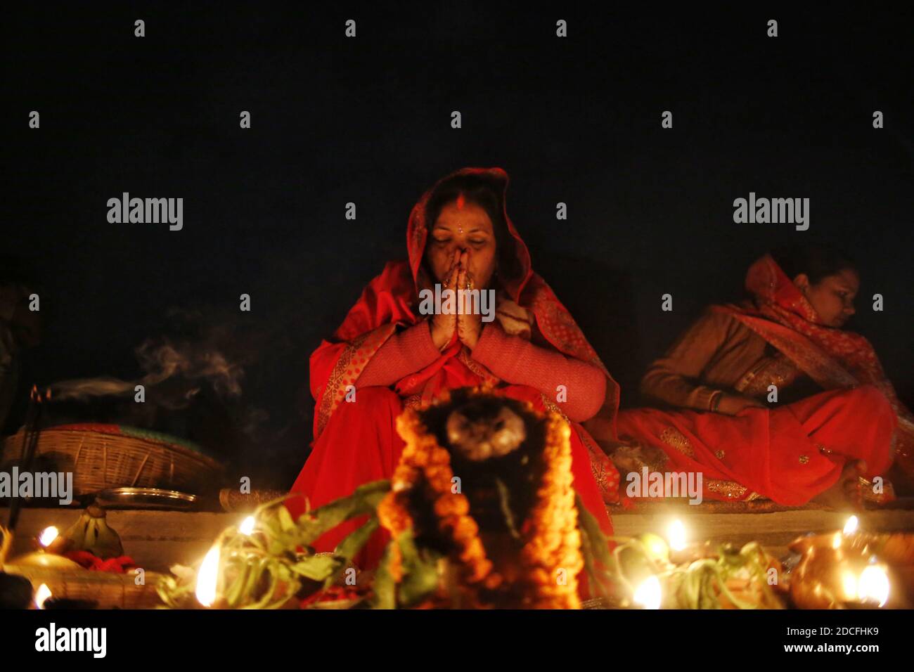 Katmandou, Népal. 21 novembre 2020. Les dévotés effectuent des prières rituelles pendant le Chhath Festival à Katmandou, au Népal, le 21 novembre 2020. Le festival Chhath est dédié au soleil, considéré comme un symbole de stabilité et de prospérité, et une déesse védique 'Chhathi Maiya'. Credit: Sulav Shrestha/Xinhua/Alamy Live News Banque D'Images