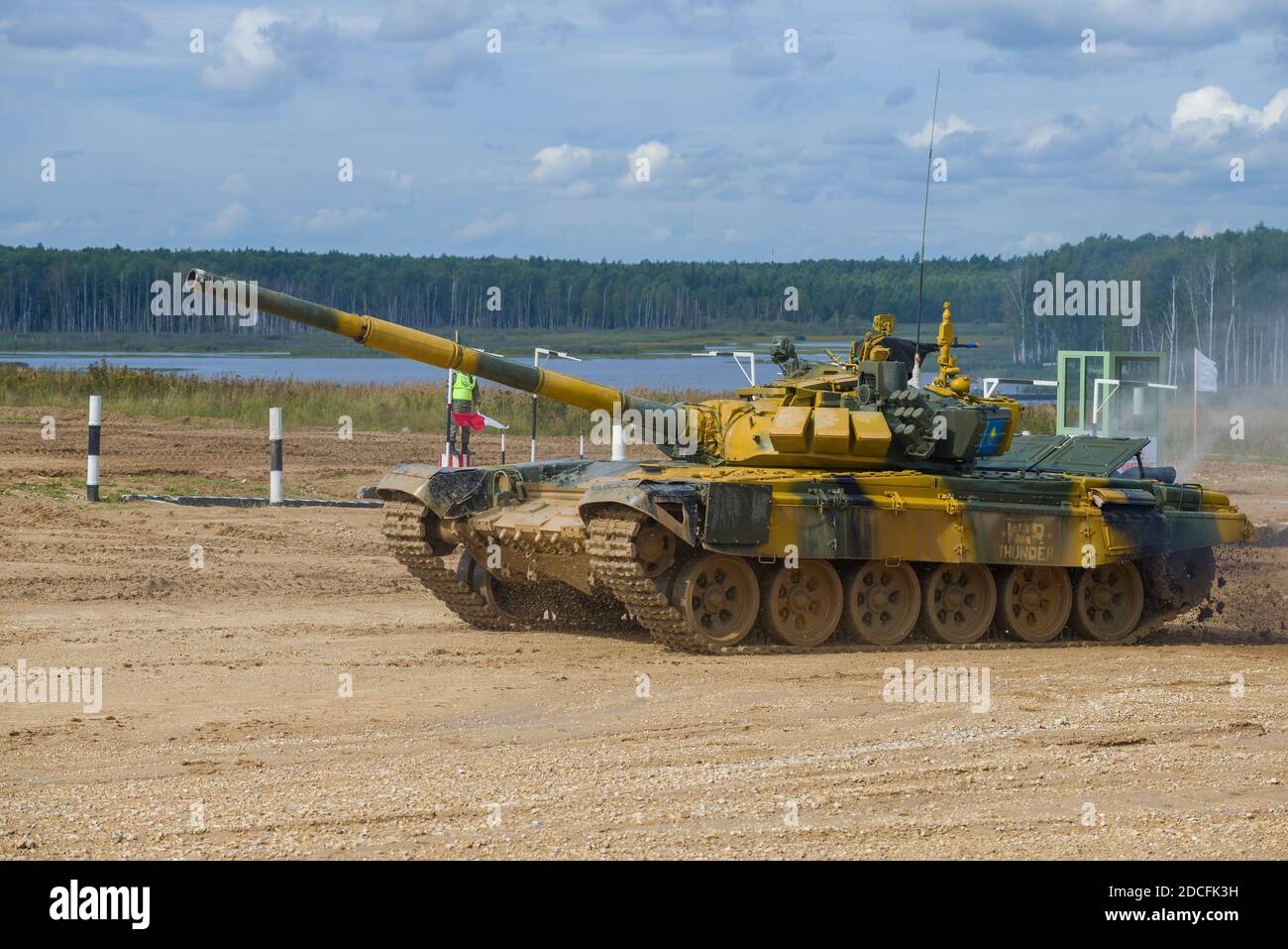 ALABINO, RUSSIE - 27 AOÛT 2020 : char T-72B3 de l'équipe du Kazakhstan sur la piste de biathlon. Les Jeux internationaux de l'armée de terre à l'armée de terre-2020 Banque D'Images