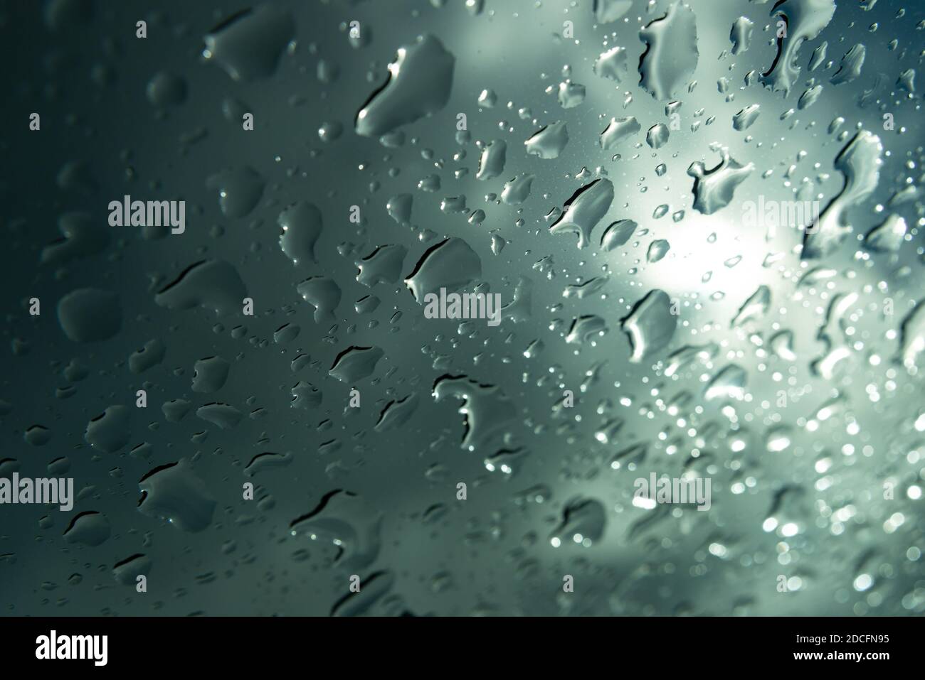 Mise au point sélective sur les gouttes de pluie sur une fenêtre après une tempête Banque D'Images