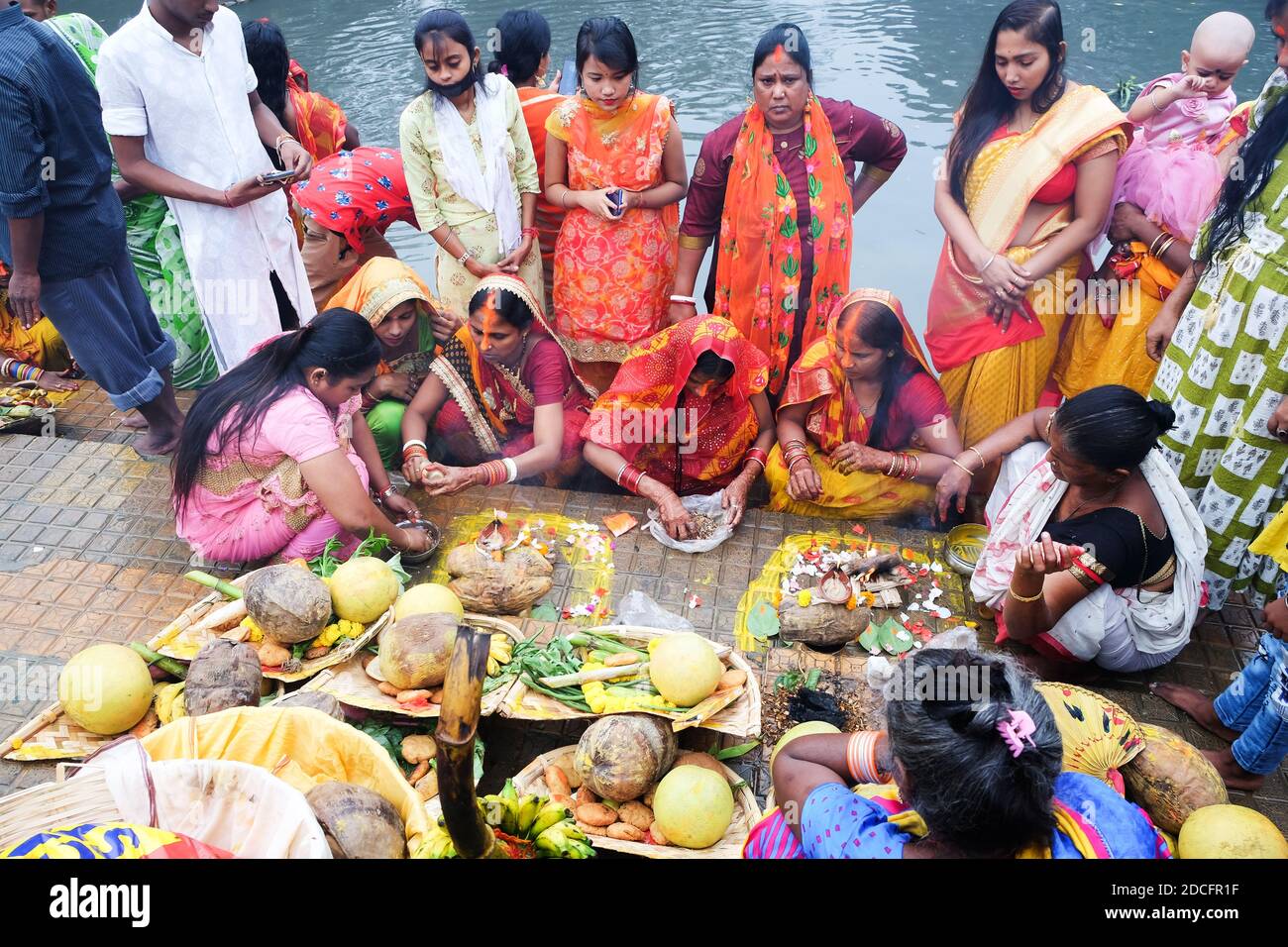 Kolkata,Bengale occidental,Inde.17.11.2015 le rituel de la puja de Chat dans le fleuve Ganga.Chat Est un ancien festival hindou védique dédié à l'adoration de Soleil comme à l'aller Banque D'Images