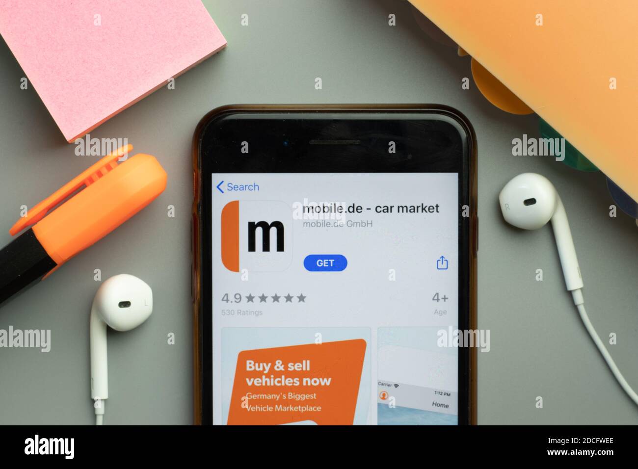 New York, États-Unis - 7 novembre 2020 : logo de l'application Store du marché automobile mobile.de sur l'écran du téléphone, Editorial. Banque D'Images
