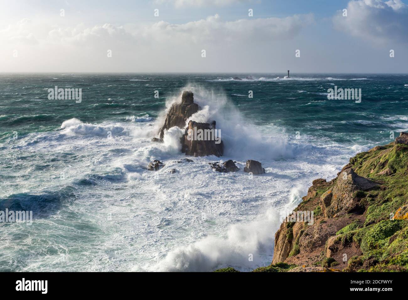 Phare de Longships de la fin de Land; vagues de tempête; Cornwall; Royaume-Uni Banque D'Images