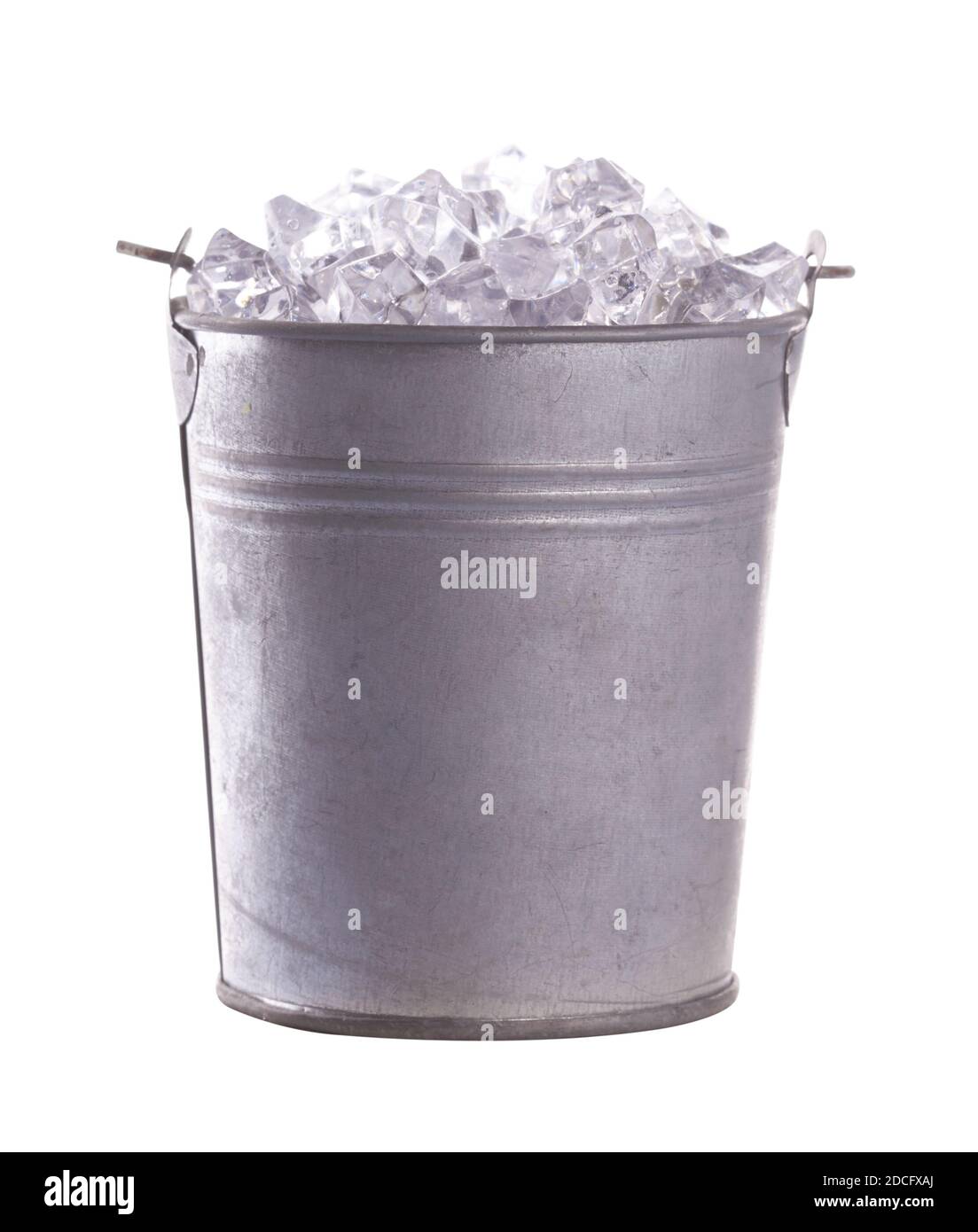 Des cubes de glace isolé sur fond blanc Banque D'Images