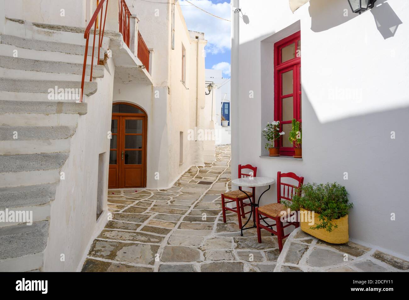 Vue sur une rue blanchie à la chaux à l'architecture grecque typique dans le village de Lefkes sur l'île de Paros, Cyclades, Grèce Banque D'Images