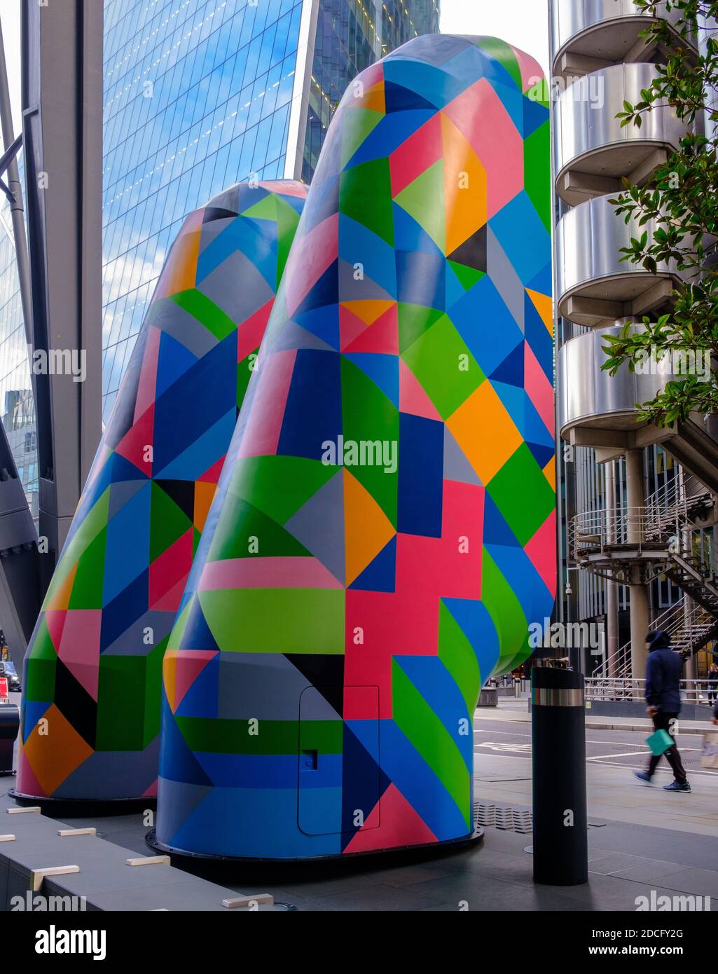 Une création colorée de Carl Cashman, artiste de rue abstrait, sur les trompettes Leadenhall dans le cadre du Festival mural de Londres 2020. Banque D'Images