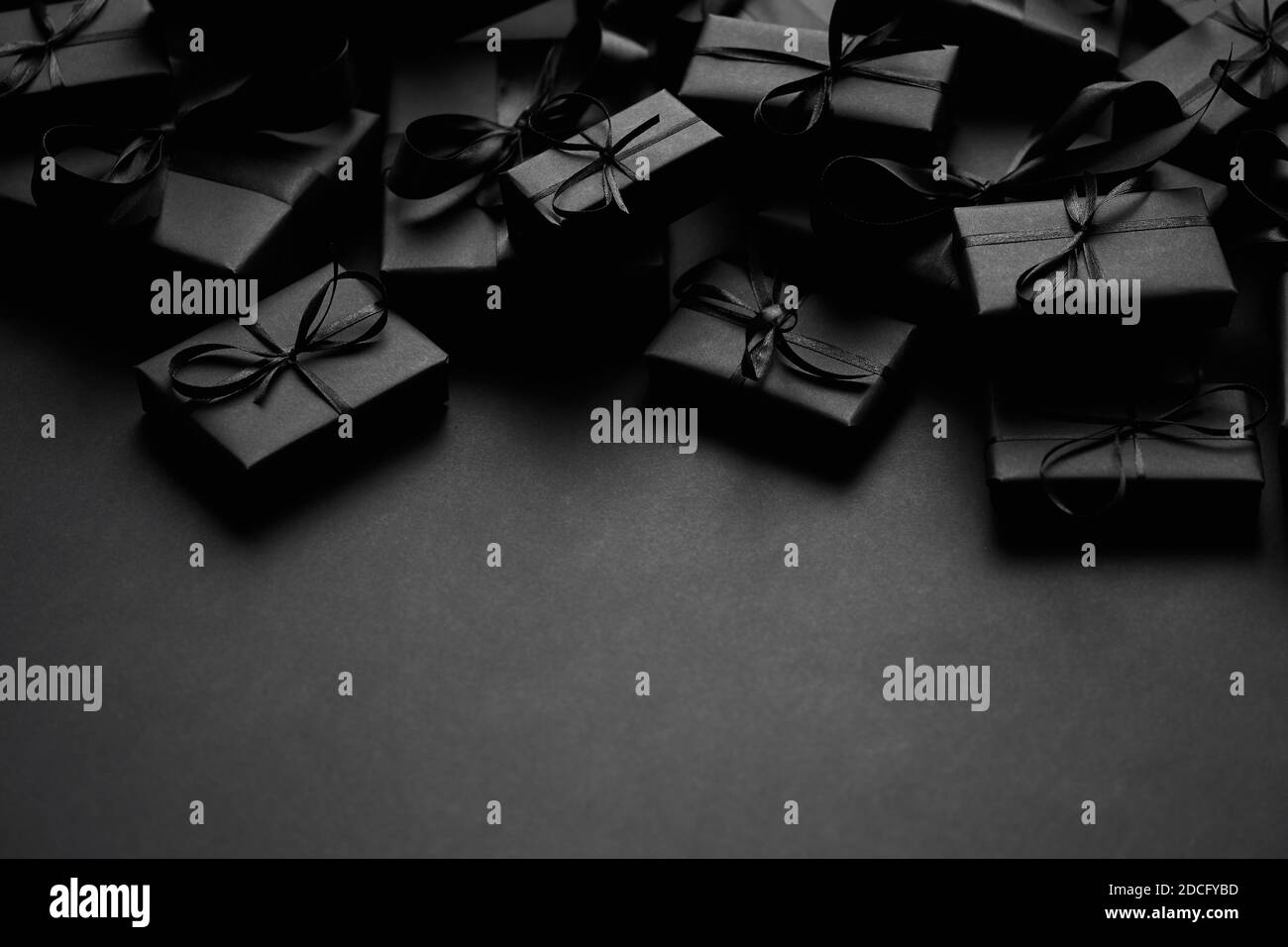 Un tas de différentes tailles de boîte de cadeaux noirs placés sur la pile. Concept de Noël. Banque D'Images