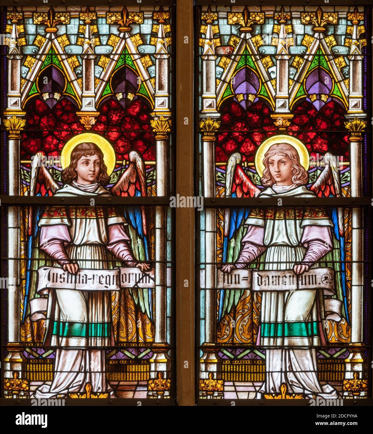 VIENNE, AUSTIRA - 22 OCTOBRE 2020: Les deux anges avec l'inscription sur le vitrail dans la Laurentiuskirche par les salles de travail de Tchèque et Aust Banque D'Images