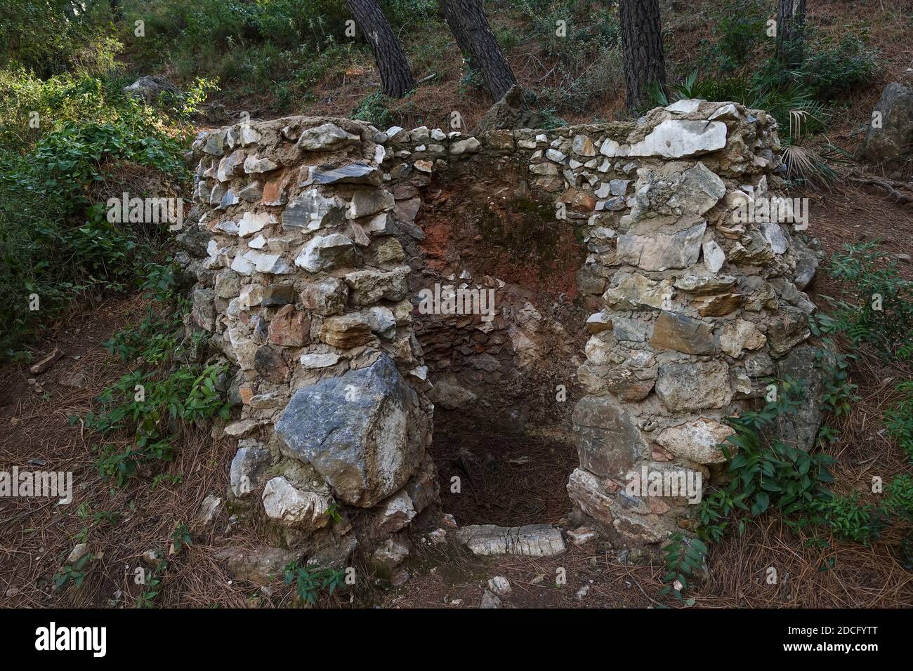 Brûleur ancien four à chaux restauré en forêt dans les montagnes de Mijas, Andalousie, espagne. Banque D'Images