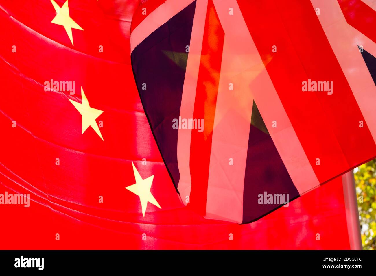 L'Union Jack et le drapeau chinois au début du président chinois Xi Jinping le premier jour de sa visite d'État en Grande-Bretagne. The Mall, Saint Jame's Park, Westminster, Londres, Royaume-Uni. 20 octobre 2015 Banque D'Images