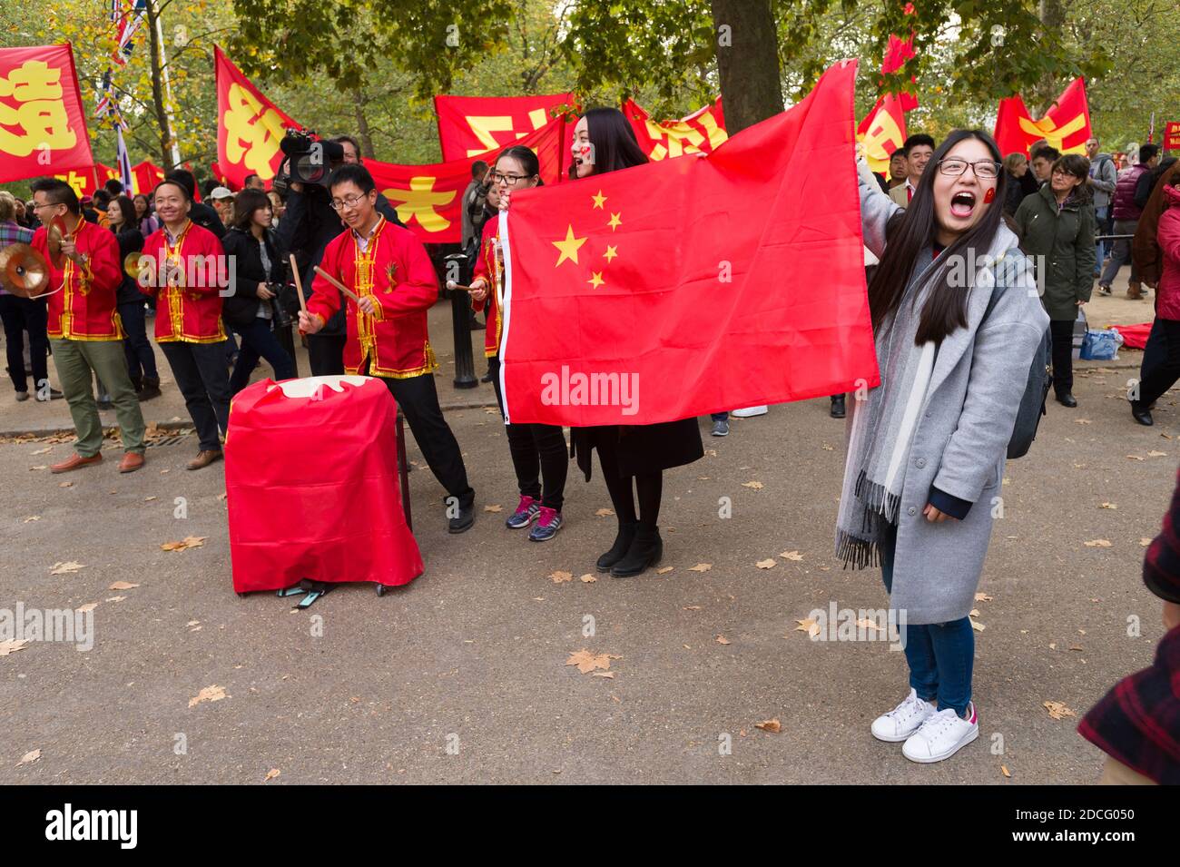 Les partisans de la Chine ont accueilli le président chinois Xi Jinping le premier jour de sa visite d'État en Grande-Bretagne. The Mall, Saint Jame's Park, Westminster, Londres, Royaume-Uni. 20 octobre 2015 Banque D'Images