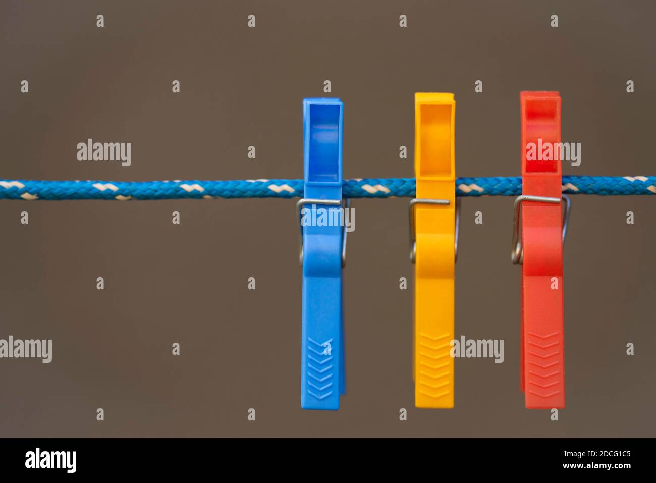 Trois agrafes en trois couleurs sur un fil, comme drapeau de Roumanie Banque D'Images