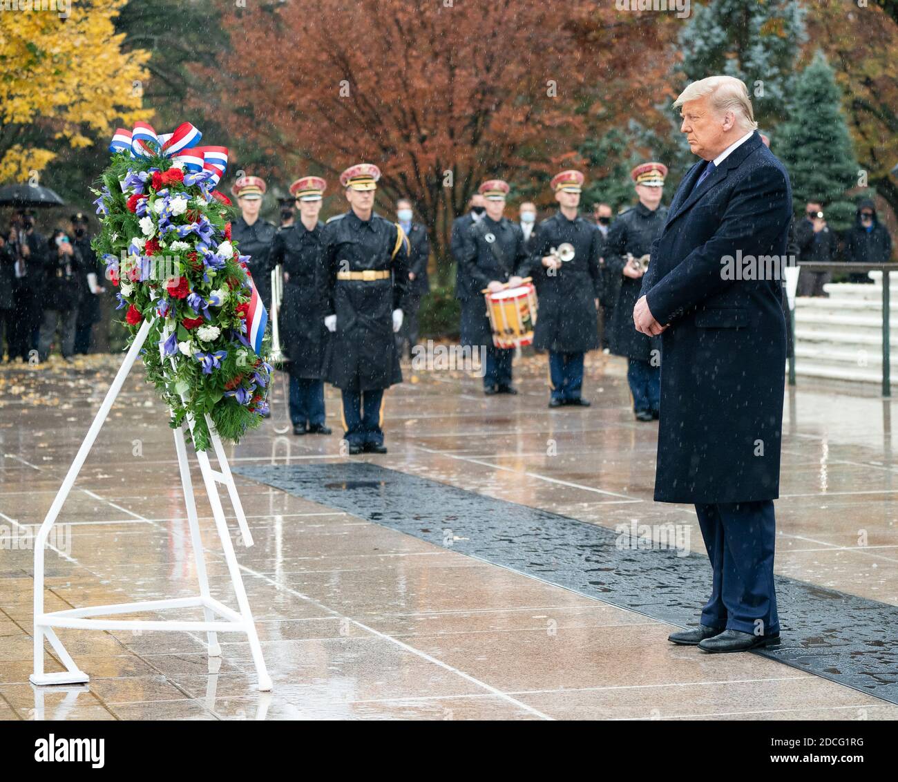 ARLINGTON, va, États-Unis - 11 novembre 2020 - le président Donald J. Trump et le vice-président Mike Pence, rejoints par le secrétaire aux anciens combattants Robert Wilkie an Banque D'Images