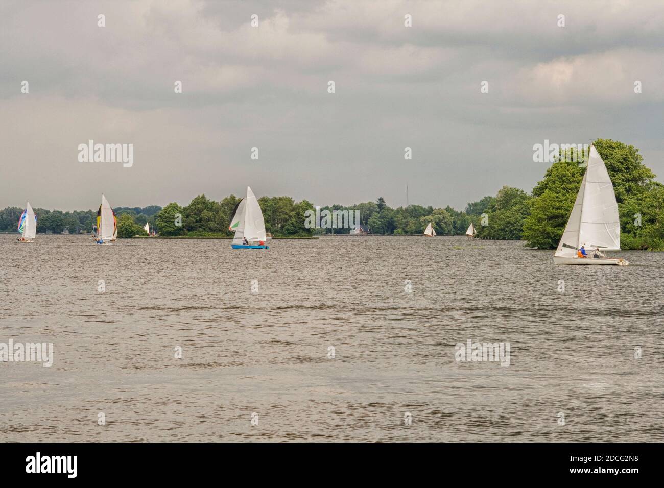 Divers bateaux à voile sur un lac de Groningen Banque D'Images