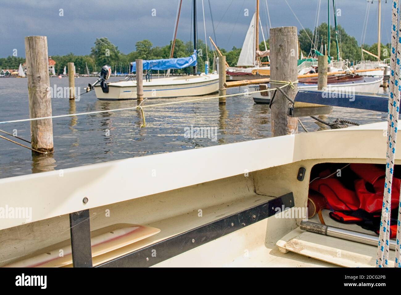 Le ciel sombre se forme sur les voiliers Banque D'Images