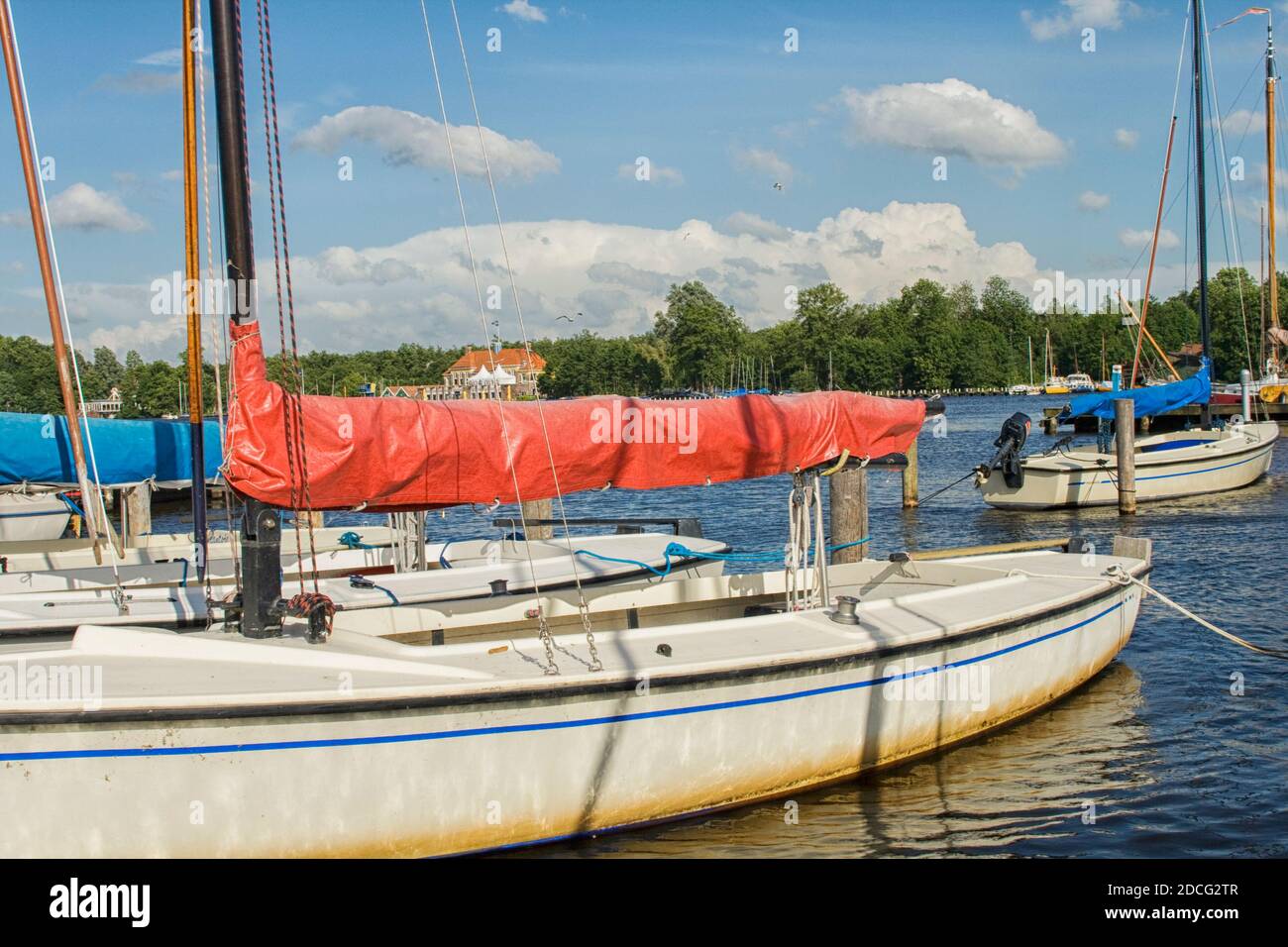 bateaux à voile dans le port de plaisance par une journée ensoleillée Banque D'Images