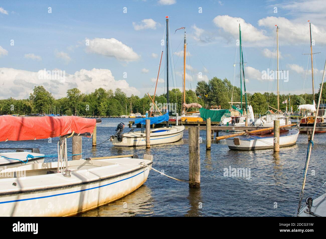 bateaux à voile amarrés dans le port européen Banque D'Images