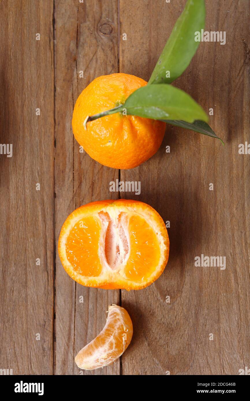 fruit - coin mandarin sur table en bois Banque D'Images