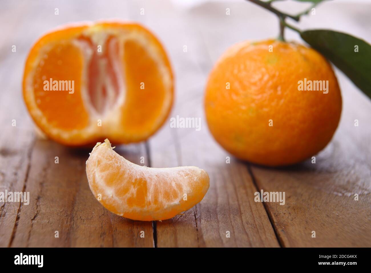 fruit - coin mandarin sur table en bois Banque D'Images