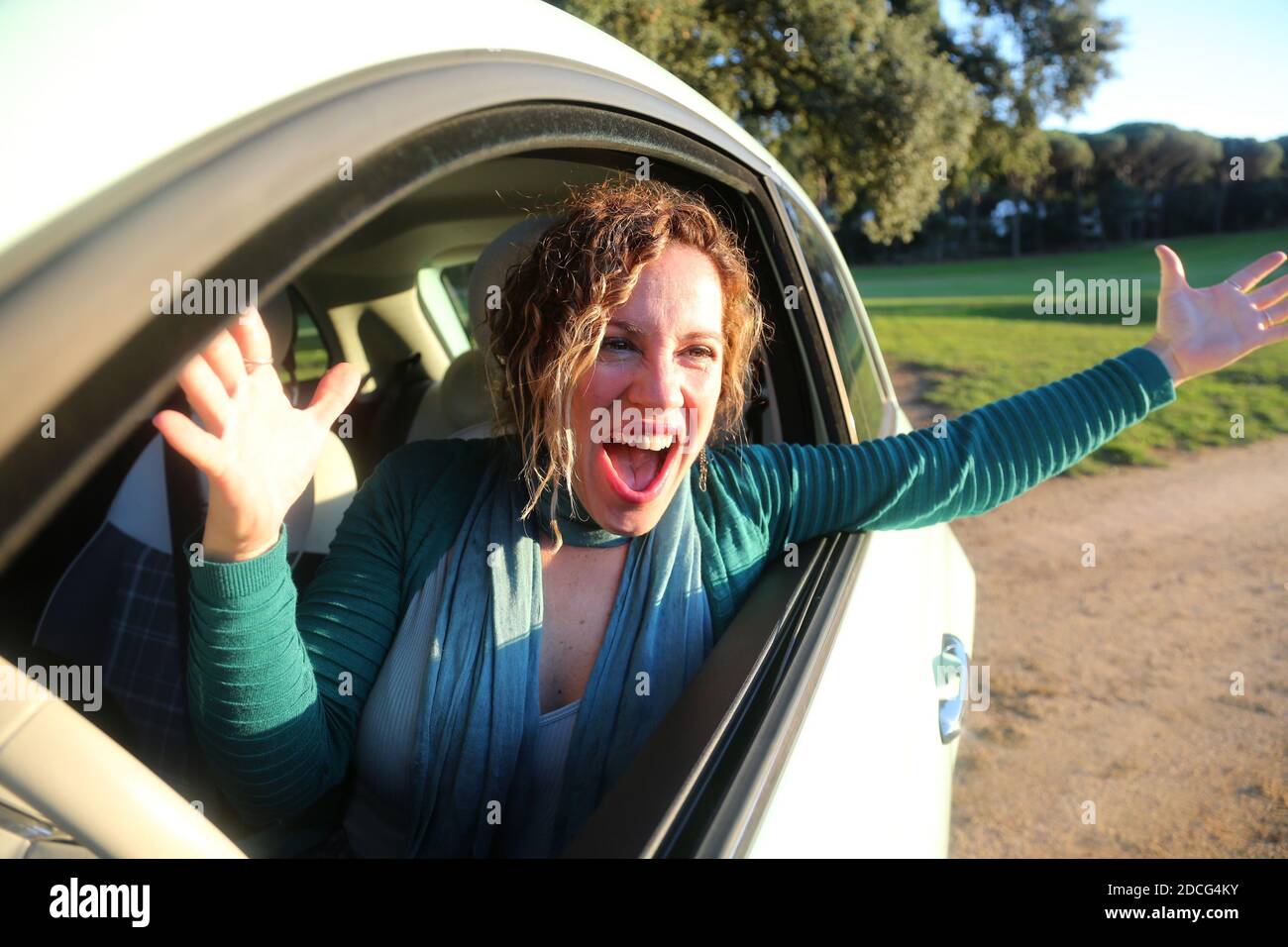 une femme se disputant dans une discussion trafique à l'intérieur de la voiture Banque D'Images