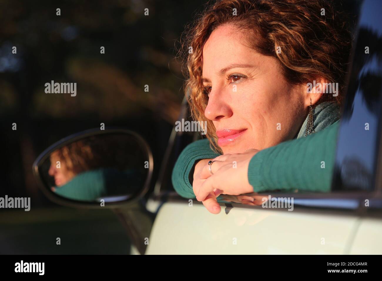 portraits de femmes avec une voiture rétro comme concept de liberté Banque D'Images