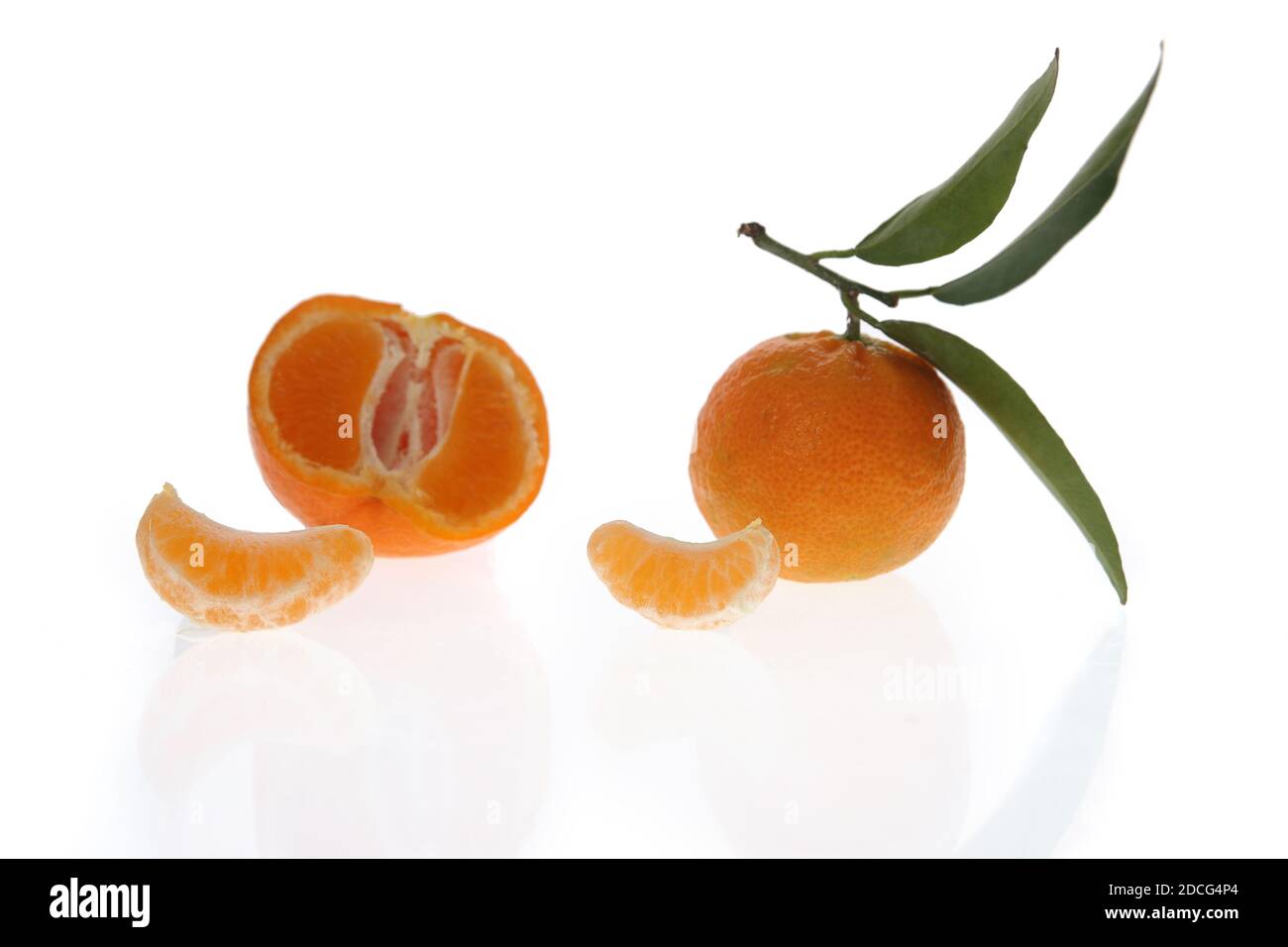 fruit - coin mandarin sur fond blanc Banque D'Images