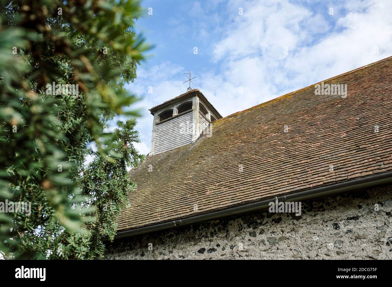 Tour et toit de l'église St Batholomew dans le Kent Goodnestone Angleterre Royaume-Uni Banque D'Images