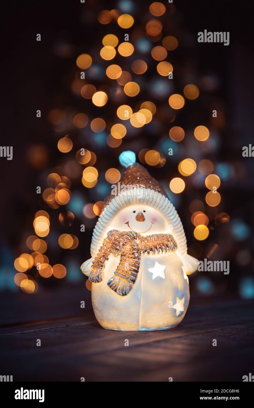 Belle décoration de Noël. Vie de fête. Joli petit bonbon de bonhomme de neige sur la table sur fond de sapin de Noël décoré. Banque D'Images