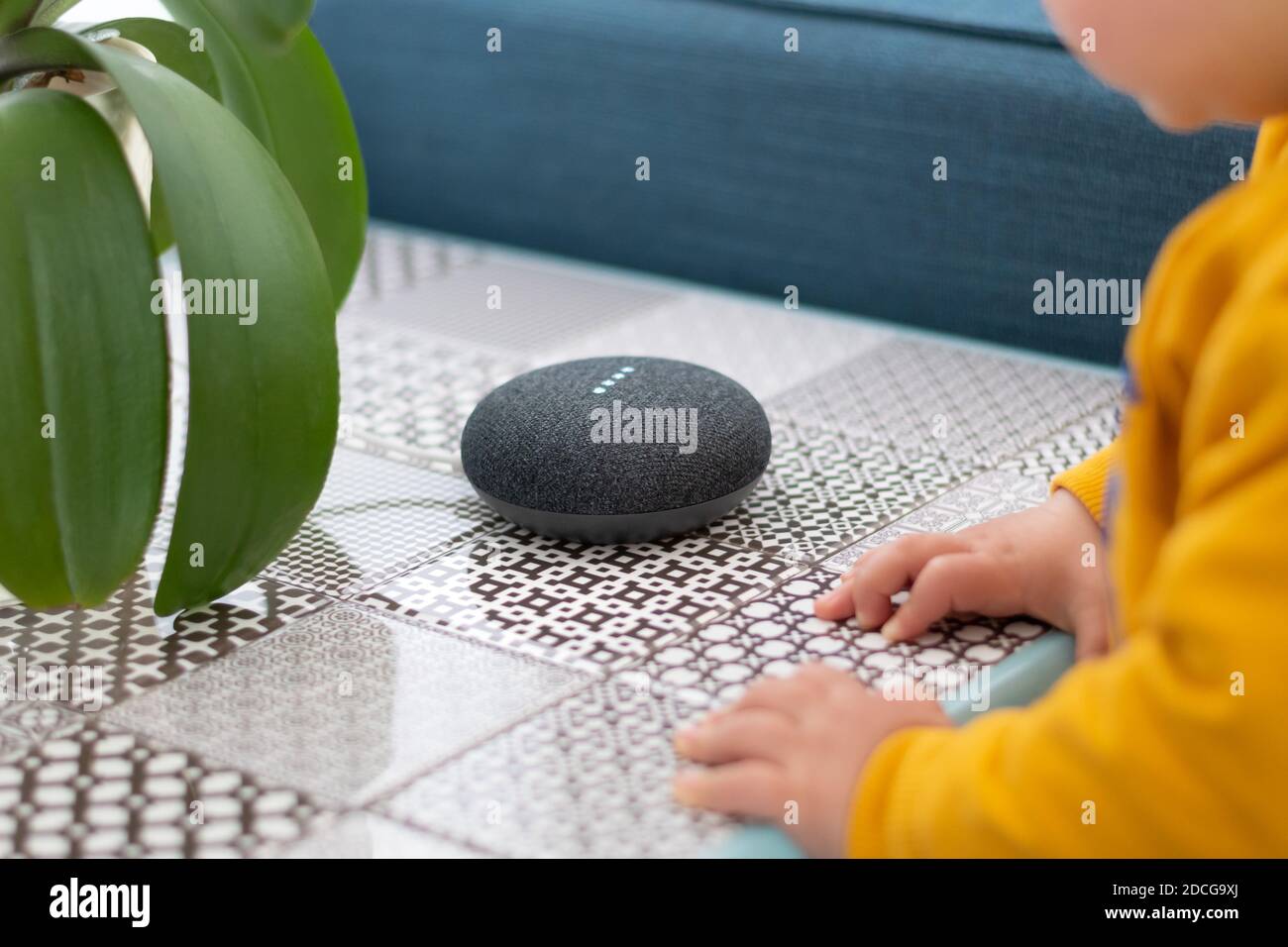 Enfant interagissant avec le haut-parleur de l'assistant domestique intelligent Banque D'Images