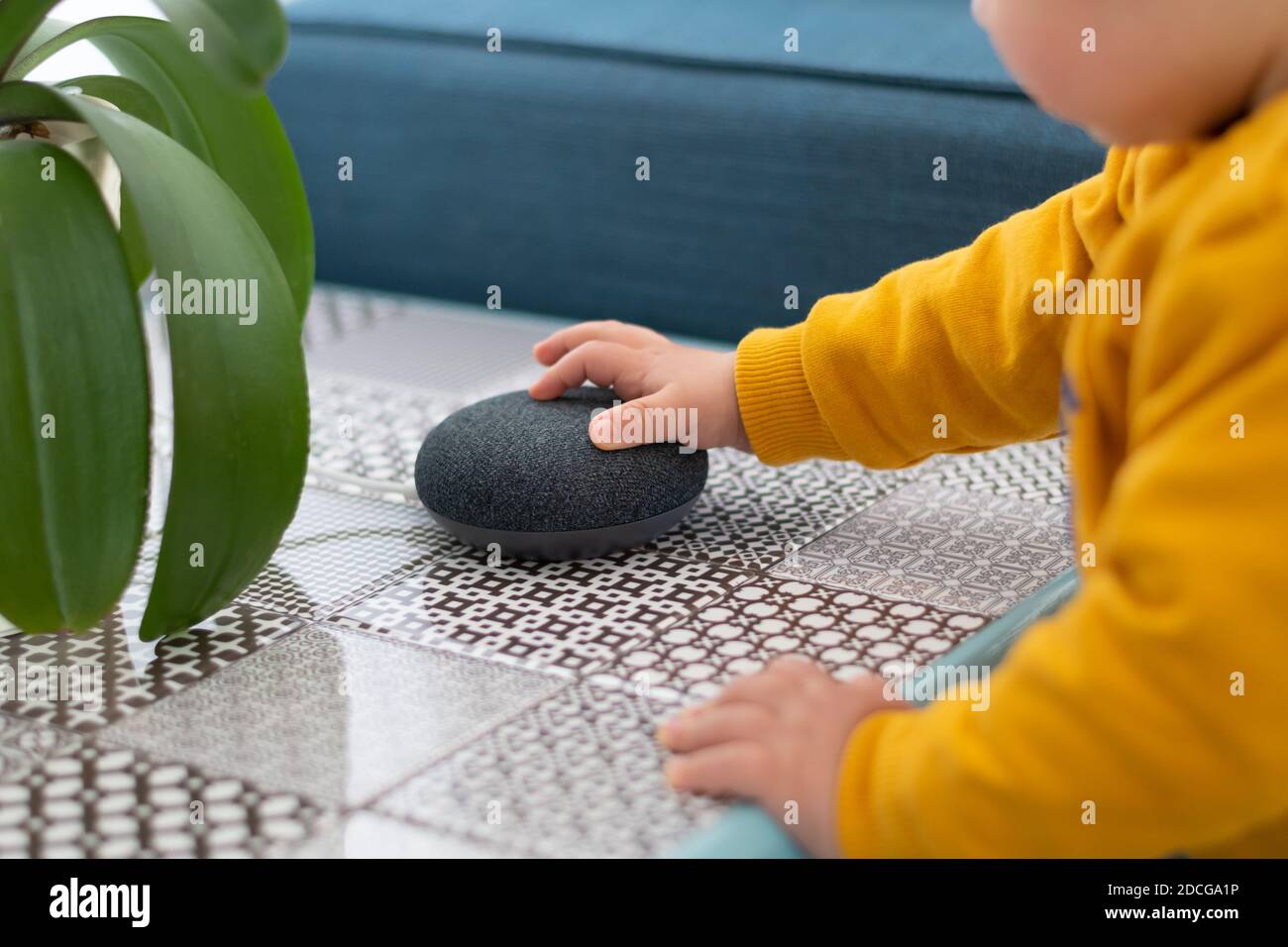 Enfant interagissant avec le haut-parleur de l'assistant domestique intelligent Banque D'Images