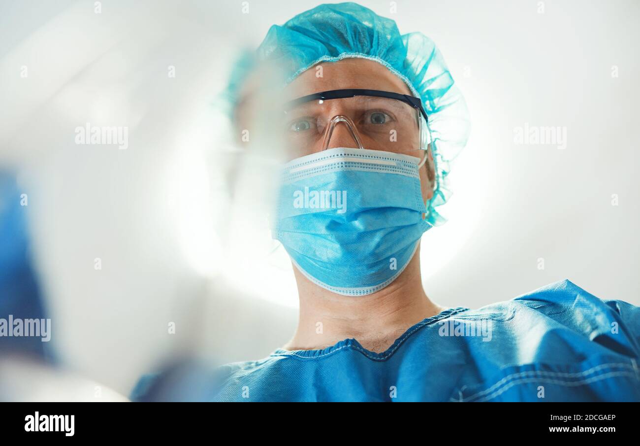 Anesthésiste masculin donnant un masque à gaz au patient. Banque D'Images