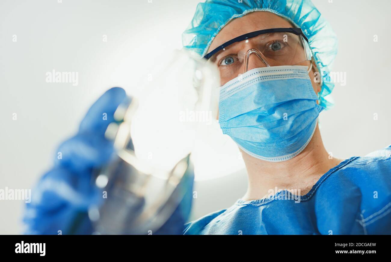 Anesthésiste masculin donnant un masque à gaz au patient. Banque D'Images