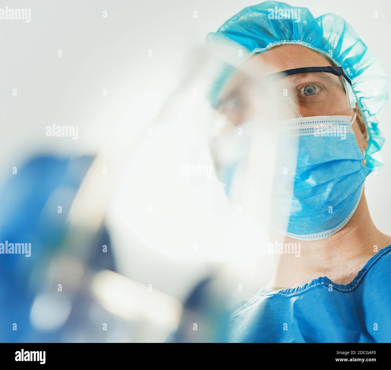 Anesthésiste masculin donnant un masque à gaz au patient. Banque D'Images