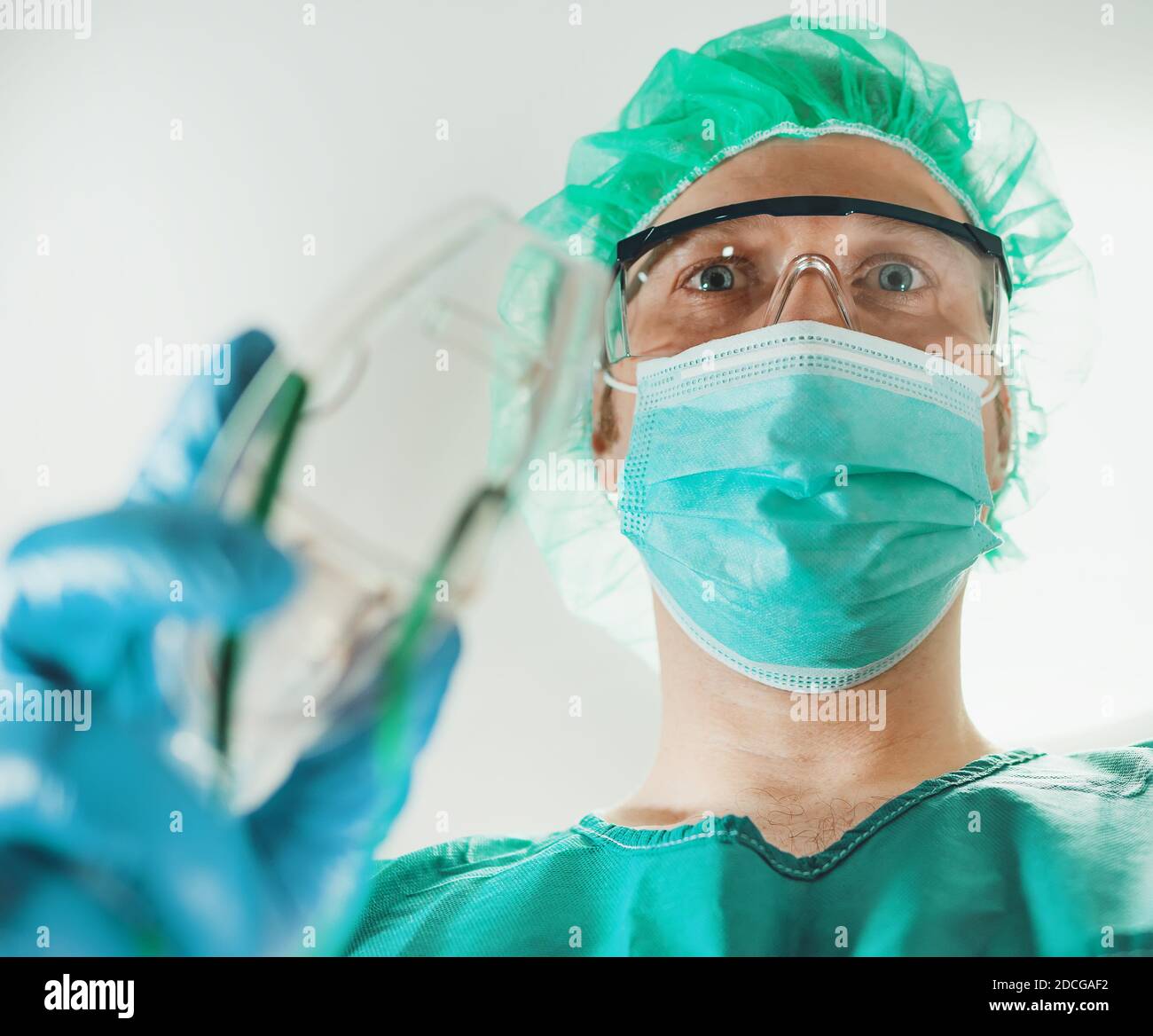 Anesthésiste masculin donnant un masque à gaz au patient. Banque D'Images