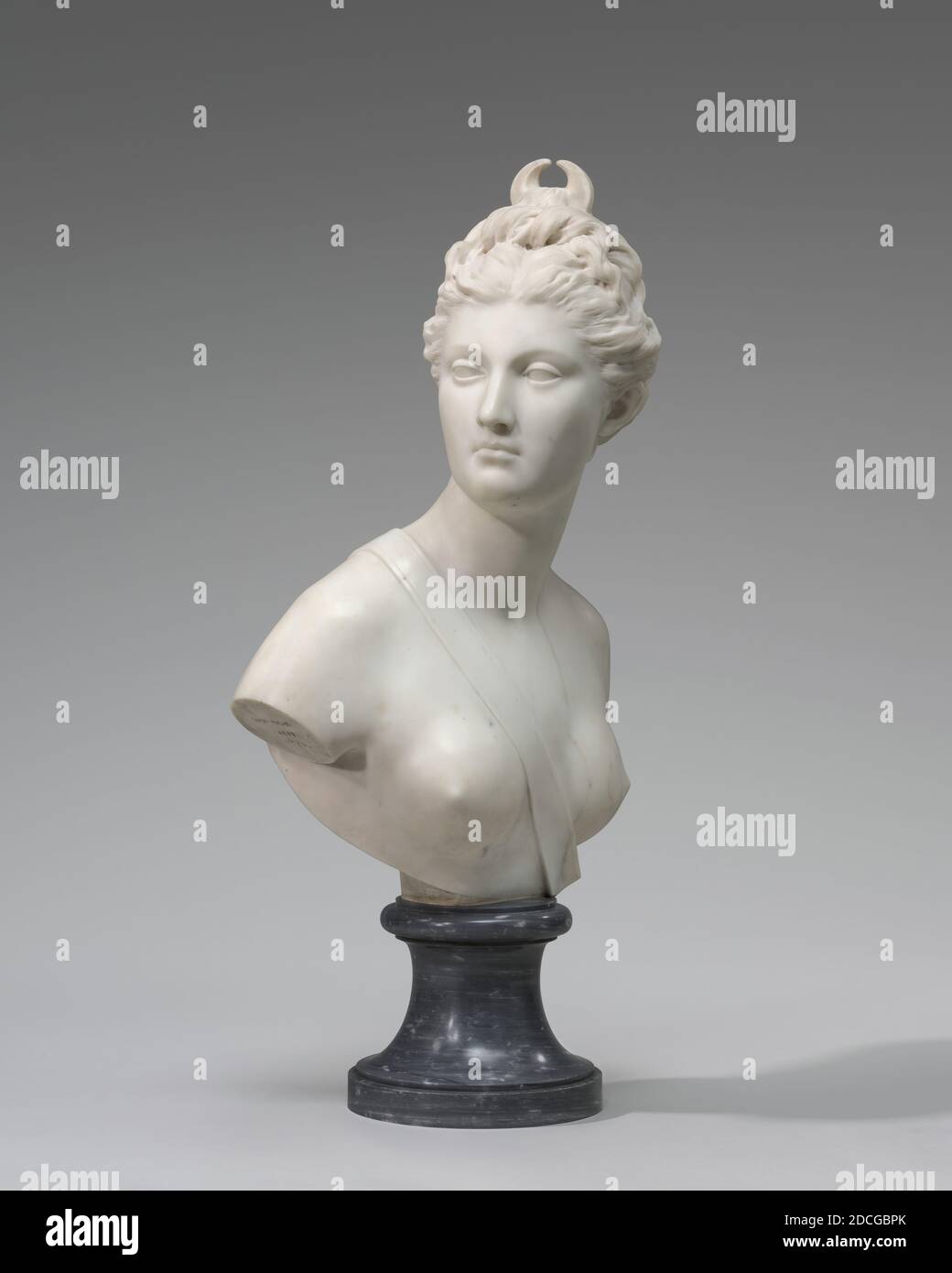 Jean-Antoine Houdon, (artiste), français, 1741 - 1828, Diana, 1778, marbre, total sans base : 63 x 45.1 x 32.2 cm (24 13/16 x 17 3/4 x 12 11/16 po), total avec base : 81.6 x 45.1 x 32.2 cm (32 1/8 x 17 3/4 x 12 11/16 po), poids brut : 150 lb. (68.04 kg Banque D'Images