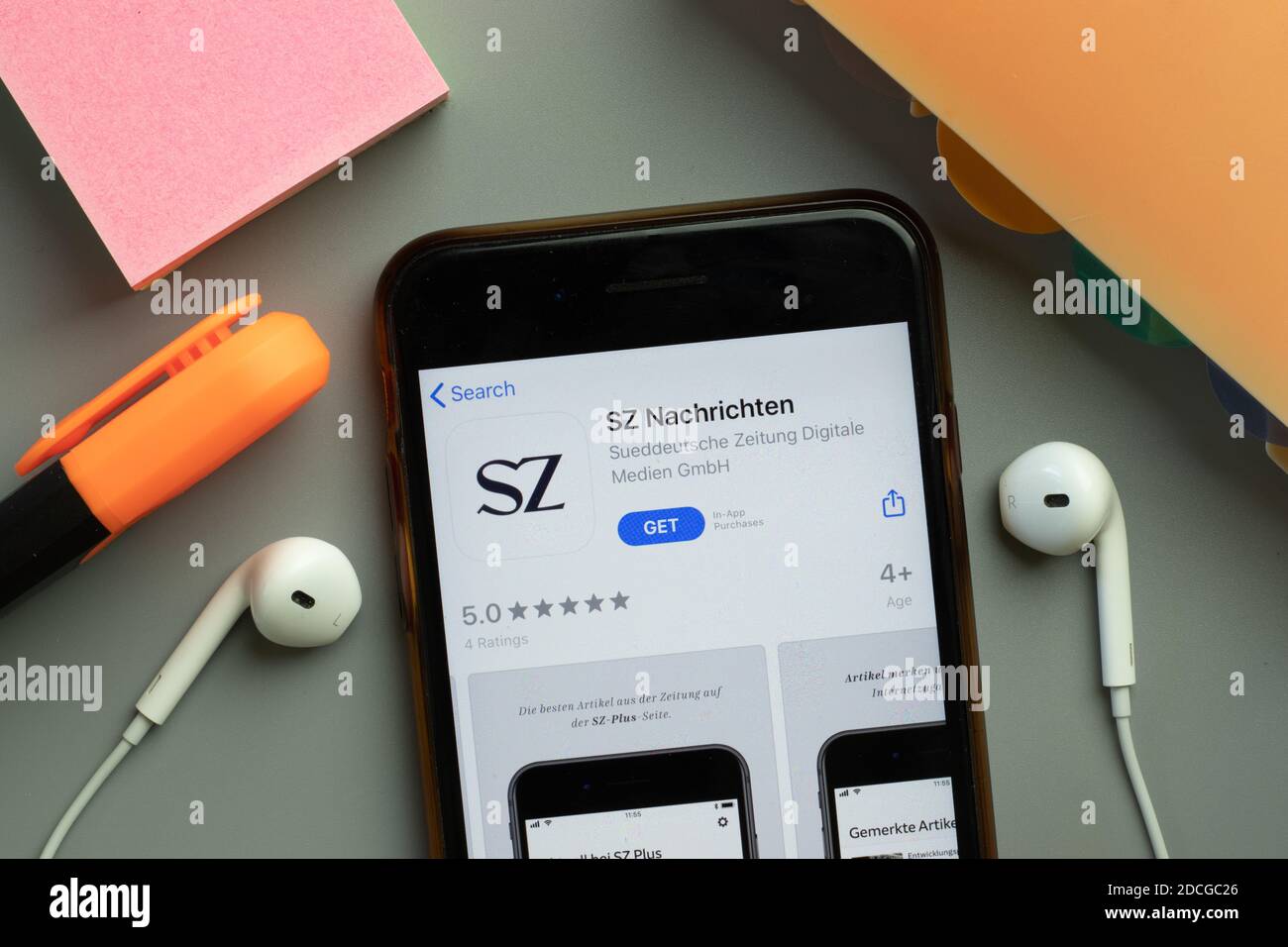 New York, États-Unis - 7 novembre 2020 : SZ Nachrichten application store logo sur écran de téléphone, illustratif Editorial. Banque D'Images