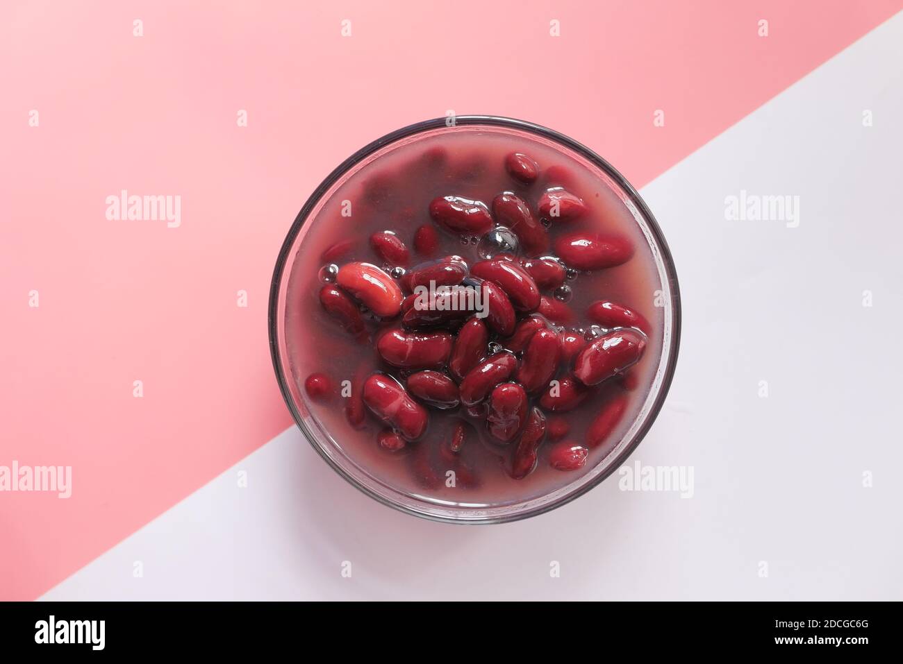 Grains de haricots rouges dans un bol sur la table . Banque D'Images