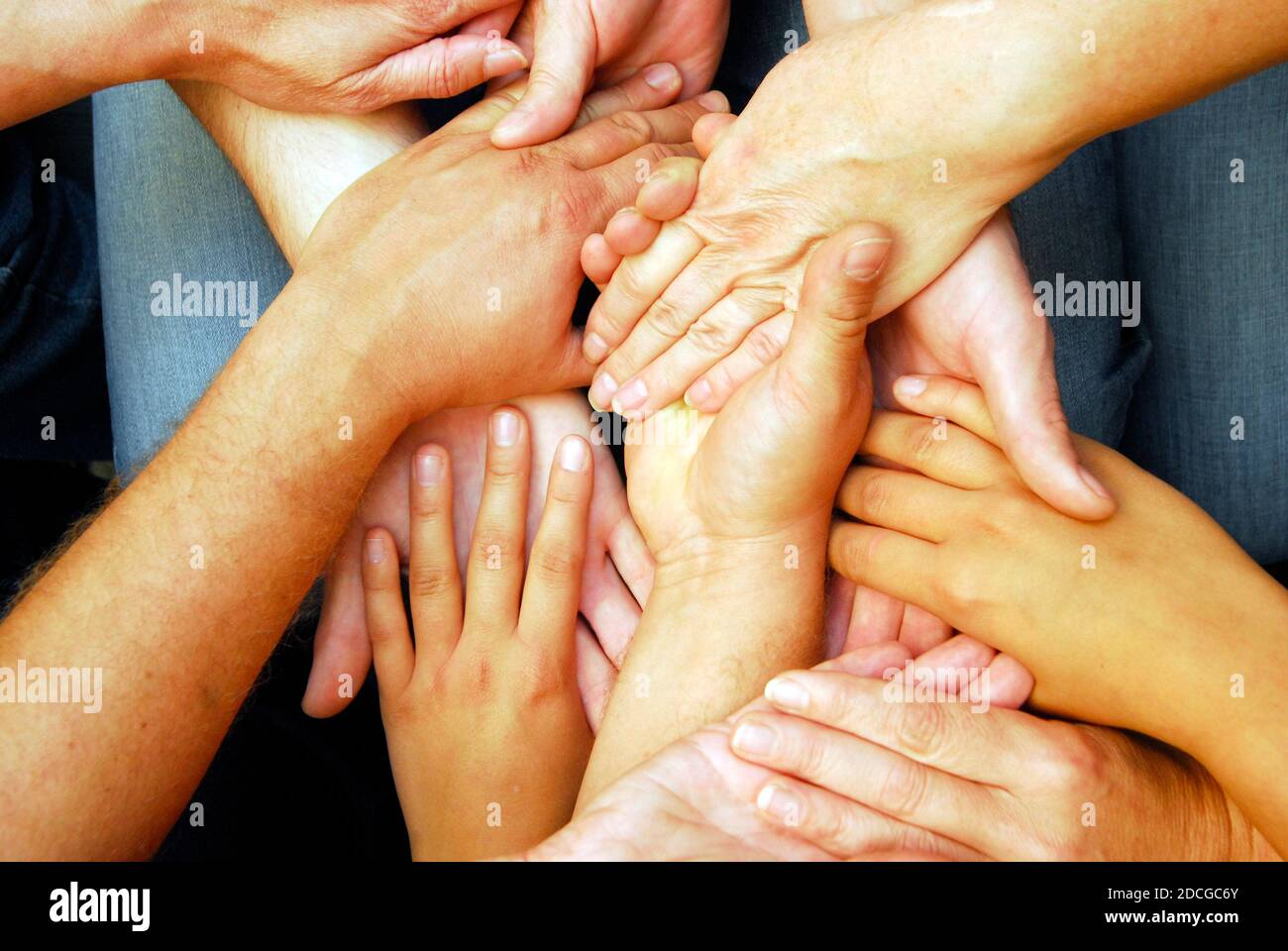 atteindre et toucher les mains, communication non verbale et symbole de solidarité Banque D'Images